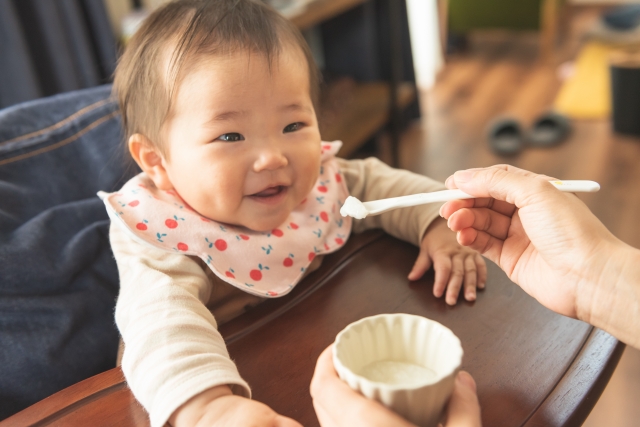 離乳食でエプロンが気になる赤ちゃんへの対処法は？拒否や嫌がる時に効果的な方法も紹介